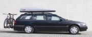 Fahrzeug mit Dachbox und Fahrradträger